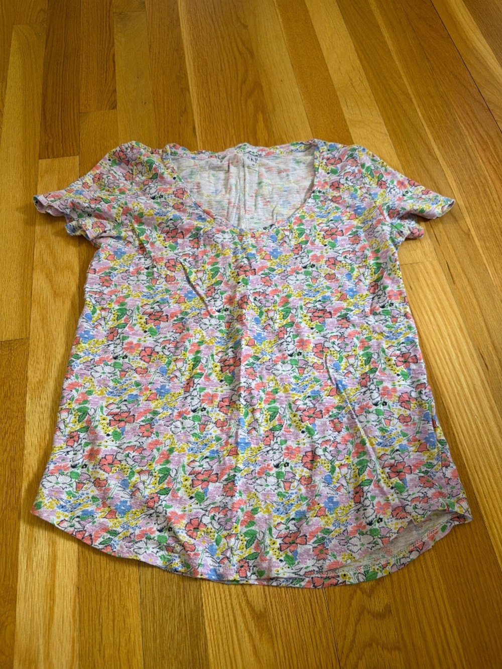 Gap womens v neck t shirt